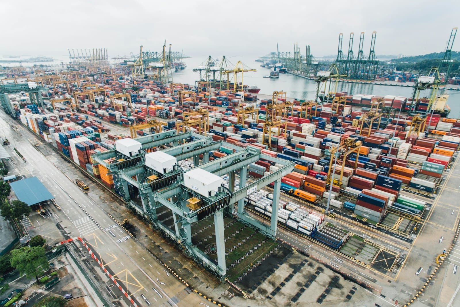 Vista aérea de um porto de contêineres